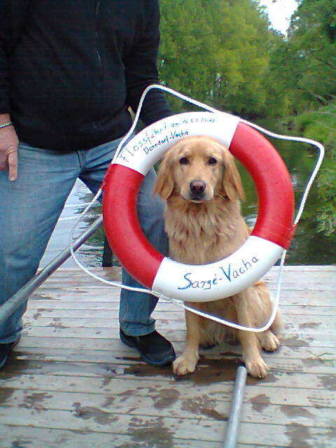 Yona auf der Floßfahrt ( bevor sie ins Wasser gefallen ist